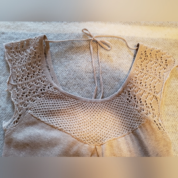 Le Chateau 100% cotton top w crochet cap sleeves beige neutral natural fiber - Picture 4 of 12